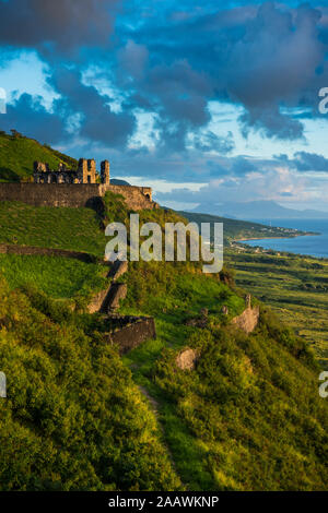 Vista di Brimstone Hill Fortress contro sky, Saint Kitts e Nevis, dei Caraibi Foto Stock
