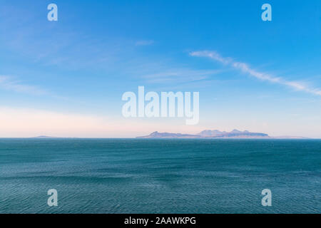 Vista panoramica del mare con le isole Eigg, Rum e Muck in background contro sky, Lochailort, Scotland, Regno Unito Foto Stock