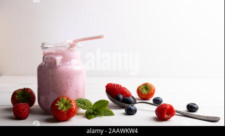 Questo smoothie con fragole, more e mirtilli rossi, ci consentono di trarre vantaggio dalle proprietà antiossidanti dei frutti rossi che sono ricchi in vi Foto Stock