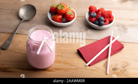 Questo smoothie con fragole, more e mirtilli rossi, ci consentono di trarre vantaggio dalle proprietà antiossidanti dei frutti rossi che sono ricchi in vi Foto Stock