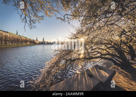 Lago Binnenalster contro il cielo chiaro durante la primavera, Amburgo, Germania Foto Stock