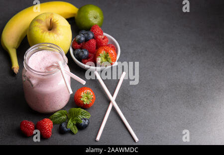 Questo smoothie con fragole, more e mirtilli rossi, ci consentono di trarre vantaggio dalle proprietà antiossidanti dei frutti rossi che sono ricchi in vi Foto Stock