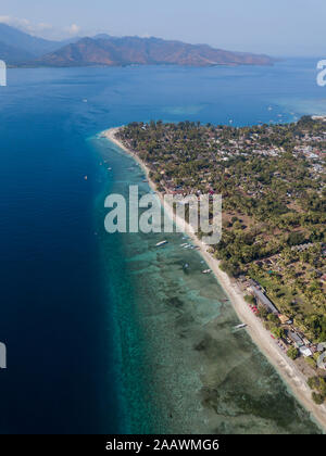 Vista aerea di Isola Gili-Air con Isola di Lombok in background a Bali, Indonesia Foto Stock