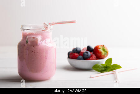 Questo smoothie con fragole, more e mirtilli rossi, ci consentono di trarre vantaggio dalle proprietà antiossidanti dei frutti rossi che sono ricchi in vi Foto Stock