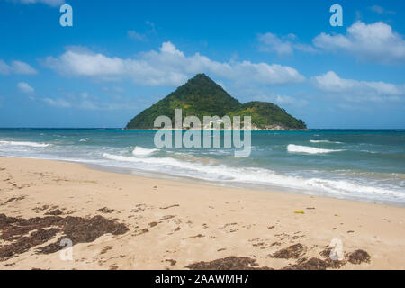 Vista panoramica della spiaggia di Levera e Sugar Loaf isola a Grenada, dei Caraibi Foto Stock