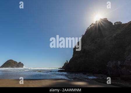 Vista panoramica di Isola Taitomo contro il cielo blu e chiaro durante la giornata di sole, OCEANIA NUOVA ZELANDA Foto Stock