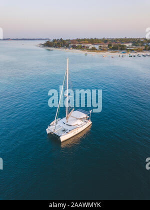 Riprese aeree del catamarano sul mare a Isola Gili-Air contro il cielo chiaro durante il tramonto, Bali, Indonesia Foto Stock