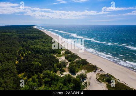 Vista aerea del mare contro il cielo blu durante la giornata di sole, Curonian Spit, Russia Foto Stock