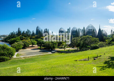 Vista di Jean-Marie Tjibaou Cultural Center contro il cielo blu, Noumea, Nuova Caledonia Foto Stock