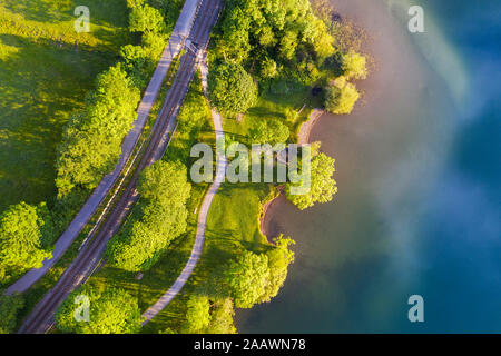 Vista aerea di binari ferroviari dal lago Schliersee, Baviera, Germania Foto Stock