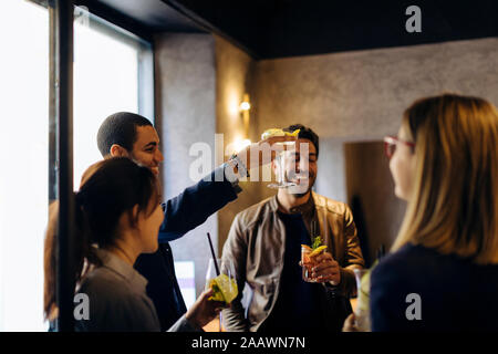 I colleghi celebrando dopo il lavoro in un bar Foto Stock