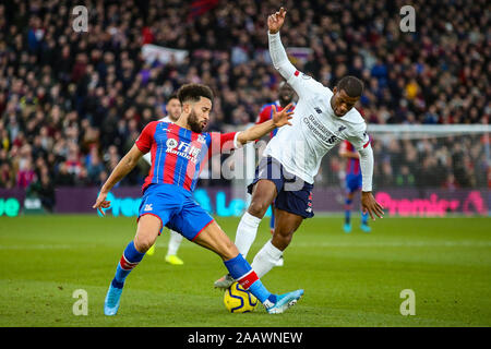 Londra, Regno Unito. 23 Nov, 2019. Andros Townsend di Crystal Palace e Georginio Wijnaldum di Liverpool durante il match di Premier League tra Crystal Palace e il Liverpool a Selhurst Park, Londra, Inghilterra. Foto di Tom Smeeth. Solo uso editoriale, è richiesta una licenza per uso commerciale. Nessun uso in scommesse, giochi o un singolo giocatore/club/league pubblicazioni. Credit: UK Sports Pics Ltd/Alamy Live News Foto Stock