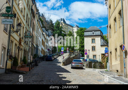 Basso angolo vista della strada in mezzo edifici nel quartiere vecchio di Lussemburgo Foto Stock