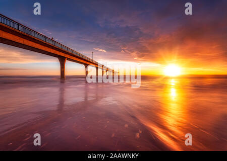 Sunrise al Molo di Brighton in Christchurch, Isola del Sud, Nuova Zelanda Foto Stock