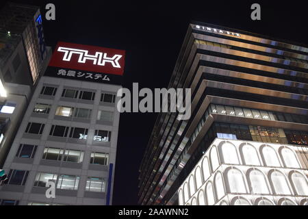 Immobili nel quartiere di Ginza a notte, un popolare centro commerciale di alto livello a Tokyo in Giappone Foto Stock