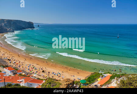 Il Portogallo, Algarve, Arrifana, persone rilassante lungo la costiera sabbiosa spiaggia in estate Foto Stock