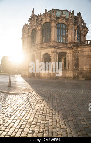 Vista del palazzo Zwinger contro sky durante il tramonto a Dresda in Sassonia, Germania Foto Stock