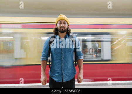 Ritratto di uomo barbuto in piedi sulla piattaforma di fronte guida linea di " commuters ", Berlino, Germania Foto Stock