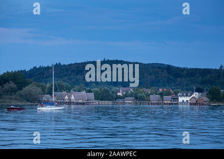 Palafitte sul Lago di Costanza contro il cielo, Unteruhldingen, Germania Foto Stock