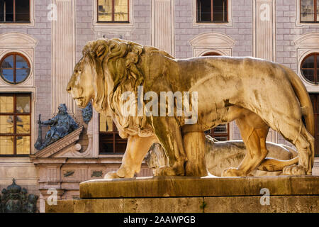 In Germania, in Baviera, Baviera, Monaco di Baviera, Altstadt, Leone bavarese statua che si trova nella parte anteriore del campo esegue il marshalling Hall Foto Stock