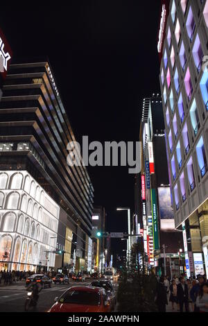 Immobili nel quartiere di Ginza a notte, un popolare centro commerciale di alto livello a Tokyo in Giappone Foto Stock