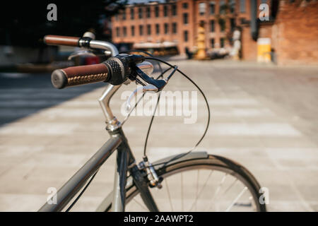 Vintage in bicicletta in città, close-up Foto Stock