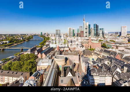 Schirn Kunsthalle e gli edifici contro il cielo chiaro a Francoforte, Germania Foto Stock