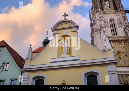 Chiesa collegiata di Sankt Johann contro il cielo nuvoloso, Regensburg, Alto Palatinato, Baviera, Germania Foto Stock