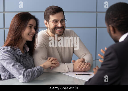 I clienti felici consulting all'agente biracial office Foto Stock