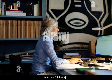 Donna matura lavorando in architct di ufficio, utilizzando il PC Foto Stock