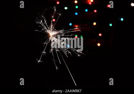 Splendido Natale - Anno Nuovo sfondo con sparkler e luci colorate. Foto Stock