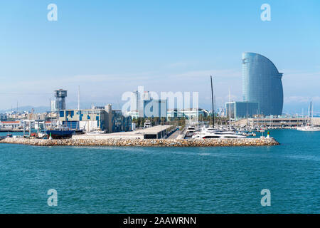 Vista del porto dal mare Mediterraneo, Barcellona, Spagna Foto Stock