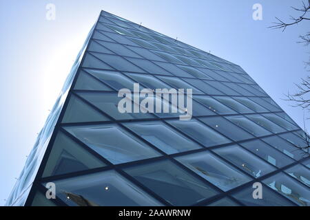 La parte esterna del negozio Prada progettati da famosi architetti Herzog & de Meuron nel quartiere di Aoyama a Tokyo in Giappone Foto Stock