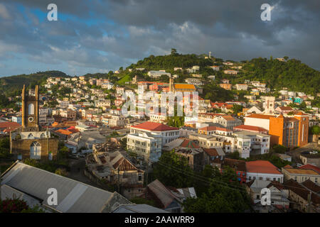 Vista aerea degli edifici di St George Town contro il cielo nuvoloso, Grenada, dei Caraibi Foto Stock