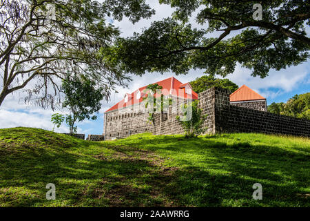 Basso angolo vista di Fort Shirley sulla collina, Dominica, dei Caraibi Foto Stock