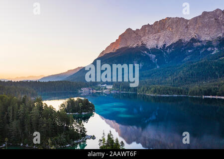 Vista panoramica del lago Eibsee con Eibsee Hotel in background contro montagne del Wetterstein, Grainau, Werdenfelser Land, Alta Baviera, Baviera, Germania Foto Stock