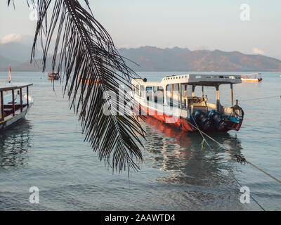 Indonesia, Bali, isole Gili, Gili Air, Vuoto barca ormeggiata visto su acqua Foto Stock