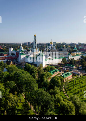Lavra della Trinità di San Sergio contro il cielo chiaro in città a Mosca, Russia Foto Stock