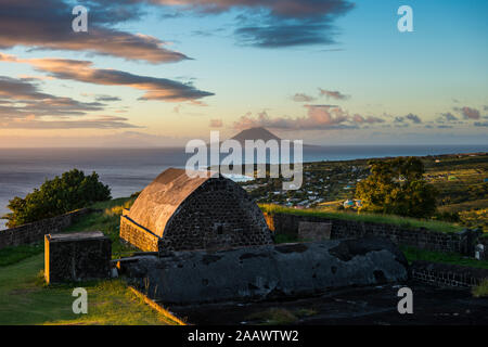 St. Eustatius visto da di Brimstone Hill Fortress, Saint Kitts e Nevis, dei Caraibi Foto Stock