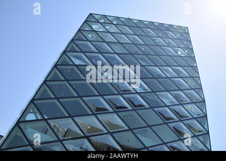 La parte esterna del negozio Prada progettati da famosi architetti Herzog & de Meuron nel quartiere di Aoyama a Tokyo in Giappone Foto Stock