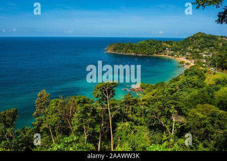 Vista aerea della baia di Castara contro il cielo blu durante la giornata di sole a Tobago, dei Caraibi Foto Stock