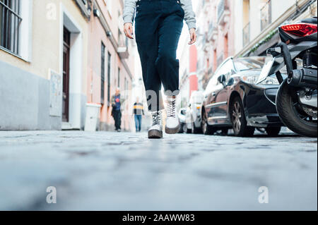 Giovane donna passeggiando per la città Foto Stock