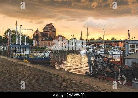 Barche ormeggiate al museo del porto di Lubecca, Germania Foto Stock