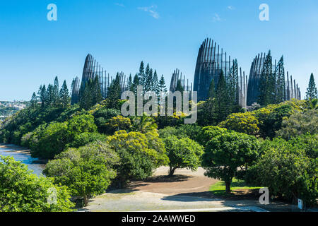 Vista di Jean-Marie Tjibaou Cultural Center contro il cielo blu al giorno soleggiato, Noumea, Nuova Caledonia Foto Stock