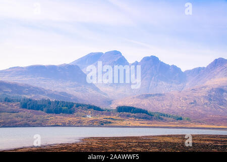 Vista panoramica delle montagne Cuillin contro sky, Isola di Skye, Highlands, Scotland, Regno Unito Foto Stock