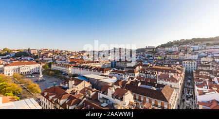 Piazza Rossio e gli edifici contro sky a Lisbona, Portogallo Foto Stock