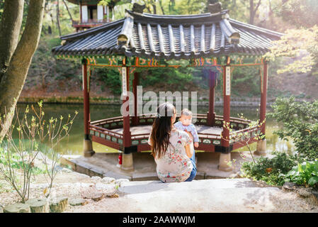 La madre e il bambino ragazza pagoda in visita nel Giardino Segreto, Changdeokgung, Seoul, Corea del Sud Foto Stock