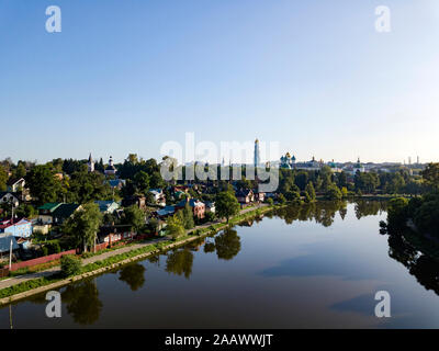 Angolo di alta vista del fiume contro il cielo chiaro in città a Mosca, Russia Foto Stock