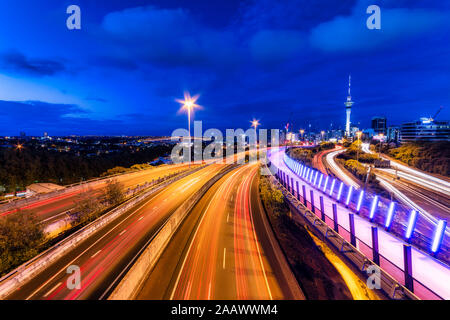 Nuova Zelanda, Isola del nord, Auckland City, Città strada di notte Foto Stock