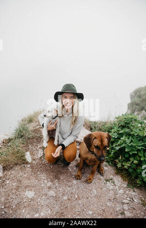 Giovane donna con due cani in punto di vista Foto Stock